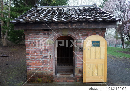 瓦屋根と煉瓦の建物風景_北海道 瓦屋根と煉瓦の建物風景_北海道 108215162