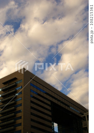 カラー　空　雲　天気　晴れ（2023年10月登録） 108215361