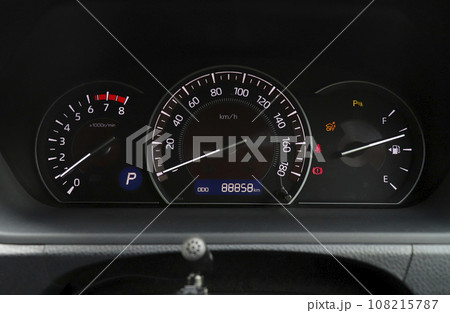 車のメーター（アナログ） 108215787