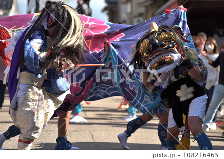 獅子舞 春祭り 六渡寺の百足獅子と天狗 獅子舞 春祭り 六渡寺の百足獅子と天狗 108216465