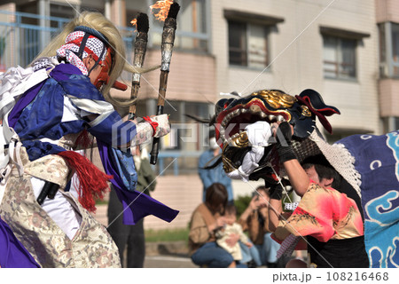 獅子舞　春祭り　六渡寺の百足獅子と天狗　　　 108216468