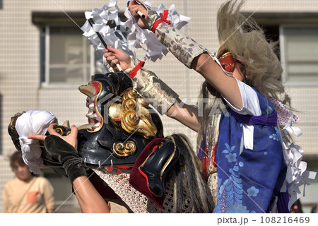 獅子舞 春祭り 六渡寺の百足獅子と天狗 獅子舞 春祭り 六渡寺の百足獅子と天狗 108216469
