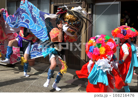 獅子舞 春祭り 六渡寺の百足獅子とキリコ 獅子舞 春祭り 六渡寺の百足獅子とキリコ 108216476