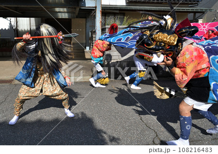 獅子舞　春祭り　六渡寺の百足獅子と天狗　 108216483
