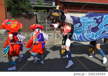 獅子舞 春祭り 六渡寺の百足獅子とキリコ 獅子舞 春祭り 六渡寺の百足獅子とキリコ 108216484