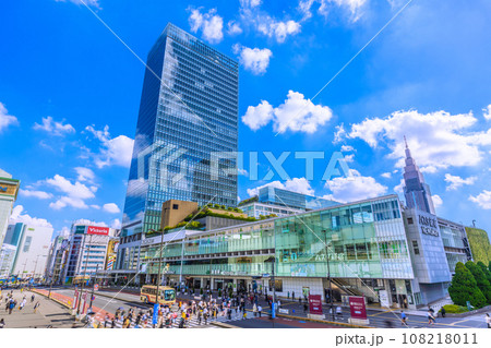 日本の東京都市景観 10月・全国平均/6週連続減↓。新宿駅（南口）・バスタ新宿などを望む＝24日 108218011