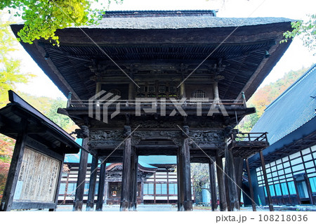 長野県大町市「霊松寺（れいしょうじ）」の紅葉グラデーション 108218036