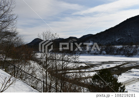 水が雪に覆われた川と雪が積もった山々がある冬の七ヶ宿の風景 水が雪に覆われた川と雪が積もった山々がある冬の七ヶ宿の風景 108219281