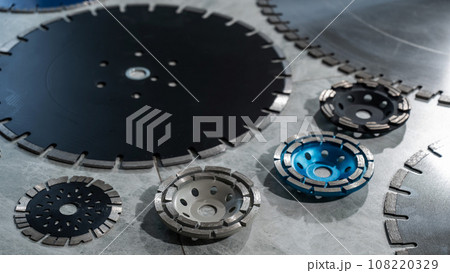 Diamond disks and bowls of different sizes and shapes lie on the table. 108220329