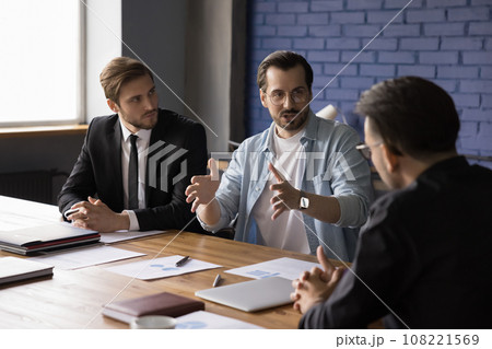 Boss tell project strategy, hold briefing with colleagues 108221569