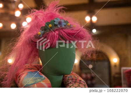 Mannequin lady without face with pink hair in shopping mall Mannequin lady without face with pink hair in shopping mall 108222070