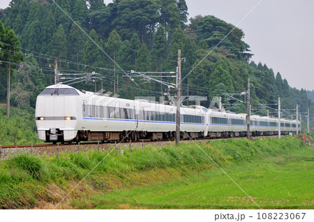 北陸本線　牛ノ谷ー大聖寺　JR西日本　683系　R14+T42編成（金沢）　サンダーバード 108223067