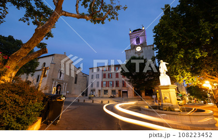 Place Mirabeau in Pertuis with illuminated statue on summer evening Place Mirabeau in Pertuis with illuminated statue on summer evening 108223452