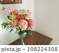 花瓶に入った花、淡いピンクの優しい花束 108224308