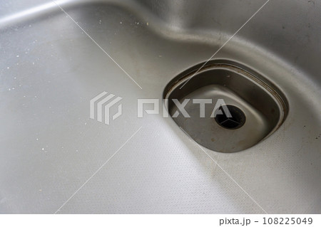 汚れたキッチンシンクの排水溝 汚れたキッチンシンクの排水溝 108225049
