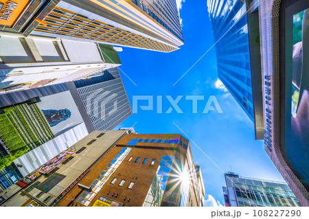 日本の東京都市景観 新宿の新たなシンボル「東急歌舞伎町タワー」などを望む。希望の光…栄光の時代へ 108227290