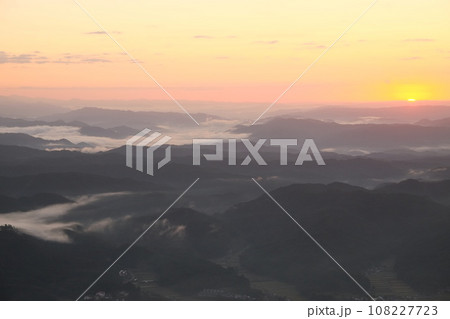 雲海が見える山からの日の出 108227723
