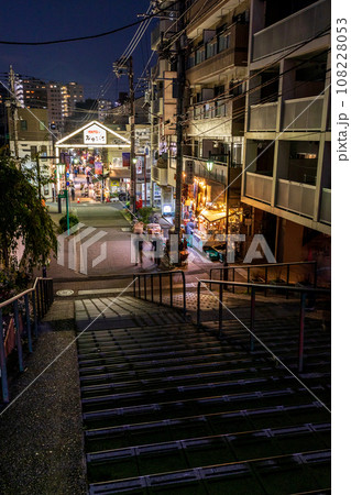 「東京都」夜の谷中銀座商店街　台東区  108228053