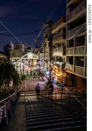 「東京都」夜の谷中銀座商店街　台東区  108228054