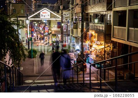 「東京都」夜の谷中銀座商店街 台東区 「東京都」夜の谷中銀座商店街 台東区 108228055