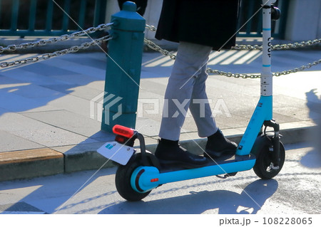 車道を走る電動キックボード　イメージ 108228065