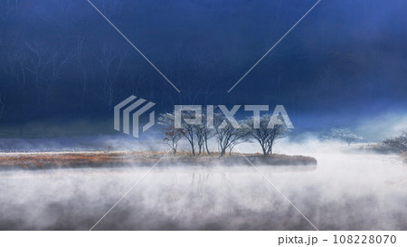 霧に包まれる秋の覚満淵 108228070