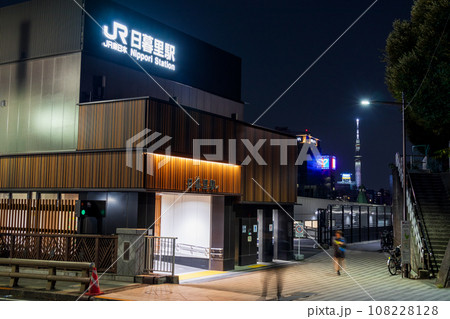 「東京都」JR日暮里駅の夜景 108228128