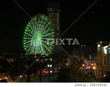 りんくうプレミアム・アウトレットの夜景（大阪府・泉佐野市） 108228582