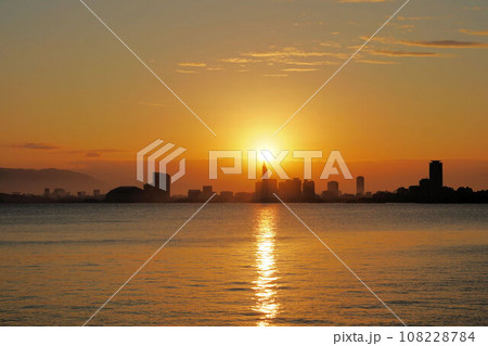 能古島から見た福岡市街から昇る朝日 108228784