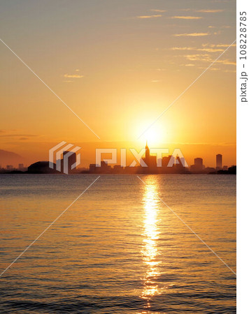 能古島から見た福岡市街から昇る朝日 108228785