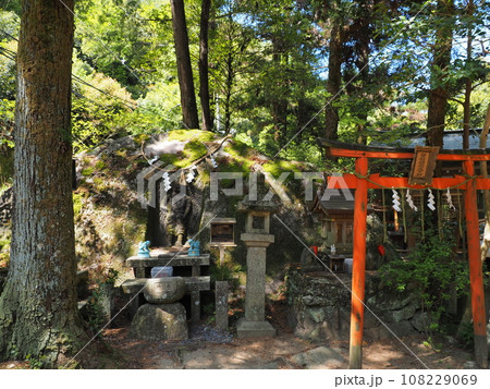 磐船神社の岩と鳥居(大阪府・交野市私市)2 磐船神社の岩と鳥居(大阪府・交野市私市)2 108229069