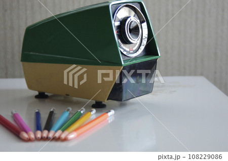 鉛筆削り機と色鉛筆 鉛筆削り機と色鉛筆 108229086