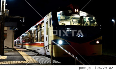 五能線の深浦駅に停車するリゾートしらかみ 108229182
