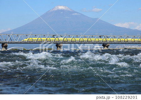 富士山を背景に鉄橋を渡るドクターイエロー 108229201