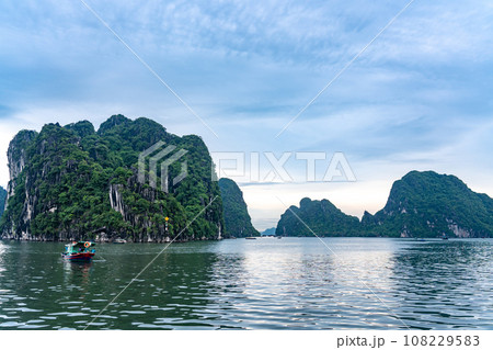 ベトナムハロン湾の奇岩と漁をする人の船 108229583