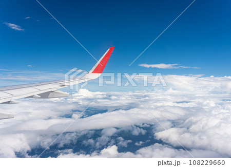 日本上空を飛行中の飛行機の翼と下界の景色 108229660