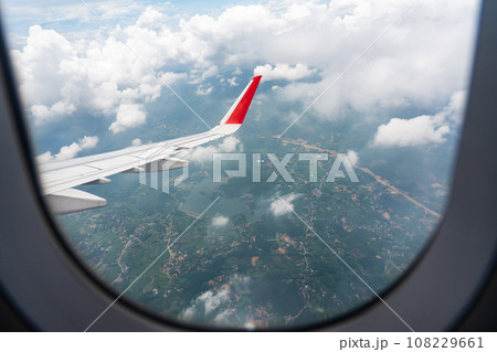 ベトナム上空を飛行中の飛行機の翼と眼下の景色 108229661