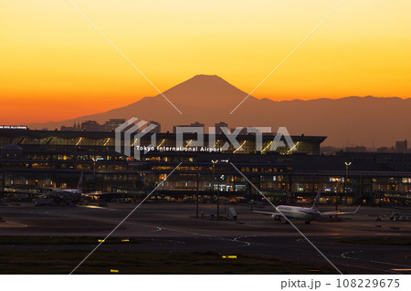 羽田空港第1ターミナルターミナルビルから見た富士山の秋の夕暮れの風景 108229675