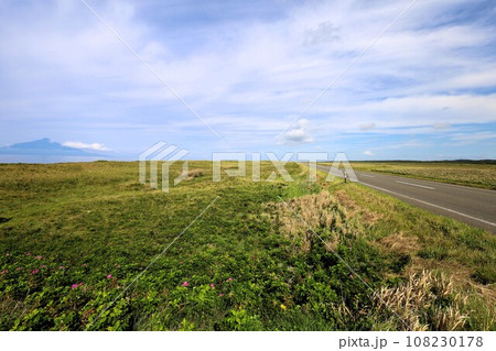 日本最大の高層湿原、北海道の利尻礼文サロベツ国立公園、サロベツの原野で洋上の利尻島を眺める、その夕日 日本最大の高層湿原、北海道の利尻礼文サロベツ国立公園、サロベツの原野で洋上の利尻島を眺める、その夕日 108230178