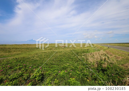 日本最大の高層湿原、北海道の利尻礼文サロベツ国立公園、サロベツの原野で洋上の利尻島を眺める、その夕日 108230185