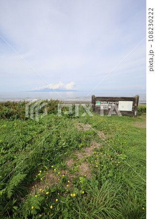 日本最大の高層湿原、北海道の利尻礼文サロベツ国立公園、サロベツの原野で洋上の利尻島を眺める、その夕日 108230222
