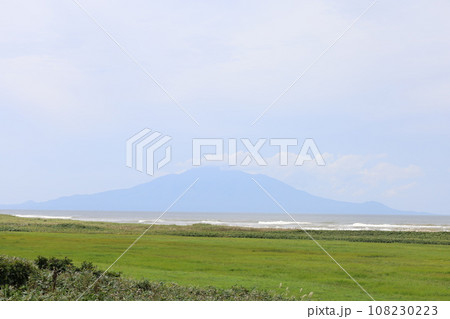 日本最大の高層湿原、北海道の利尻礼文サロベツ国立公園、サロベツの原野で洋上の利尻島を眺める、その夕日 108230223