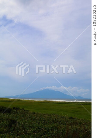 日本最大の高層湿原、北海道の利尻礼文サロベツ国立公園、サロベツの原野で洋上の利尻島を眺める、その夕日 108230225