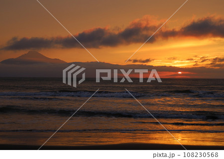 日本最大の高層湿原、北海道の利尻礼文サロベツ国立公園、サロベツの原野で洋上の利尻島を眺める、その夕日 108230568