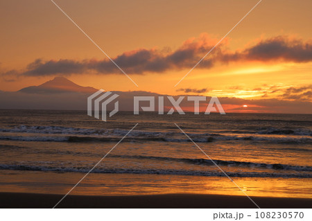 日本最大の高層湿原、北海道の利尻礼文サロベツ国立公園、サロベツの原野で洋上の利尻島を眺める、その夕日 108230570