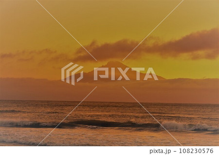 日本最大の高層湿原、北海道の利尻礼文サロベツ国立公園、サロベツの原野で洋上の利尻島を眺める、その夕日 108230576