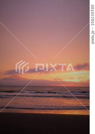 日本最大の高層湿原、北海道の利尻礼文サロベツ国立公園、サロベツの原野で洋上の利尻島を眺める、その夕日 108230580