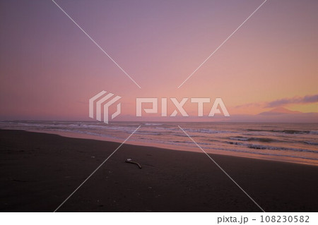 日本最大の高層湿原、北海道の利尻礼文サロベツ国立公園、サロベツの原野で洋上の利尻島を眺める、その夕日 108230582