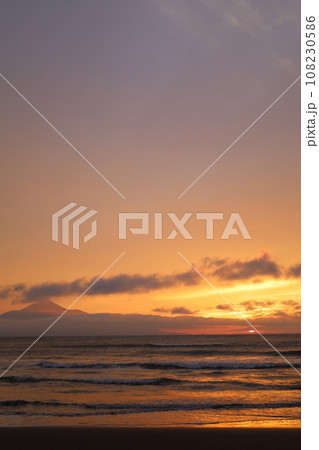 日本最大の高層湿原、北海道の利尻礼文サロベツ国立公園、サロベツの原野で洋上の利尻島を眺める、その夕日 108230586