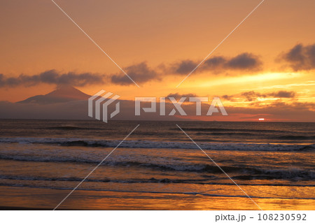 日本最大の高層湿原、北海道の利尻礼文サロベツ国立公園、サロベツの原野で洋上の利尻島を眺める、その夕日 108230592